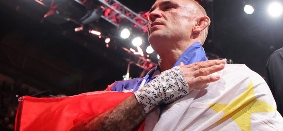 Poirier loses to Holloway in UFC 318 retirement fight | Mixed Martial Arts News