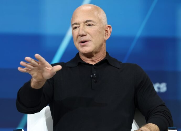 Trump met with Amazon's Jeff Bezos at White House last week: Sources