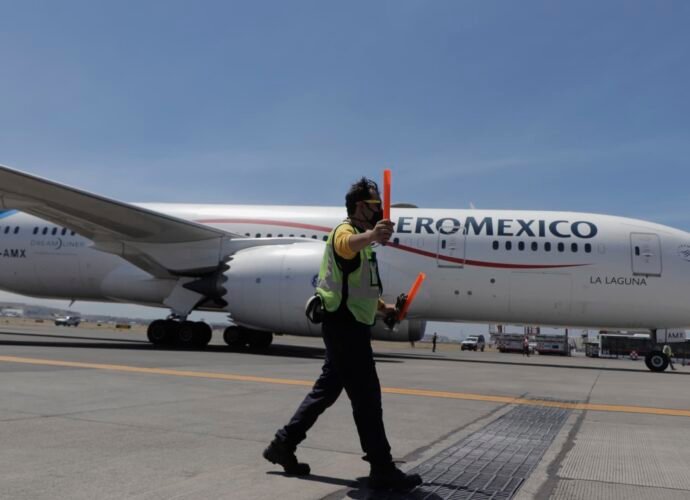 U.S. threatens Mexican airline flights over cargo, competition issues
