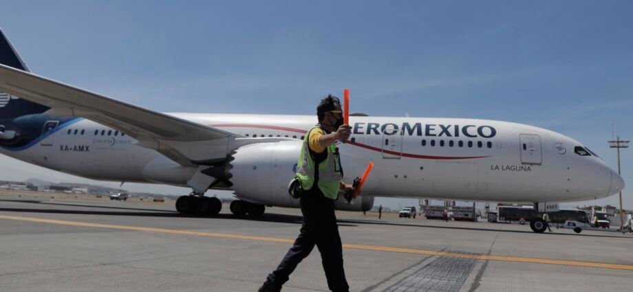 U.S. threatens Mexican airline flights over cargo, competition issues
