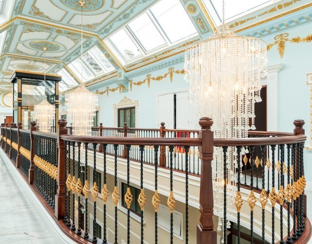 cropped english family spent last 10 85980455