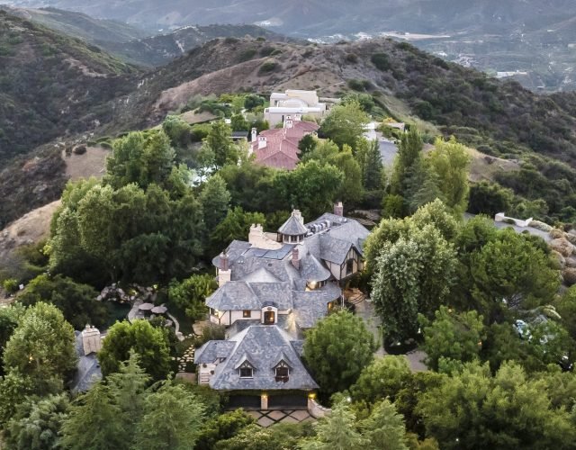 cropped stunning mansion jennifer lopez wed 88191644