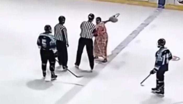 آئس ہاکی میچ میں پنالٹی دینے پر کھلاڑی کی ماں میدان میں داخل ہوکر ریفری سے لڑ پڑی 1 1500388 054940 updates