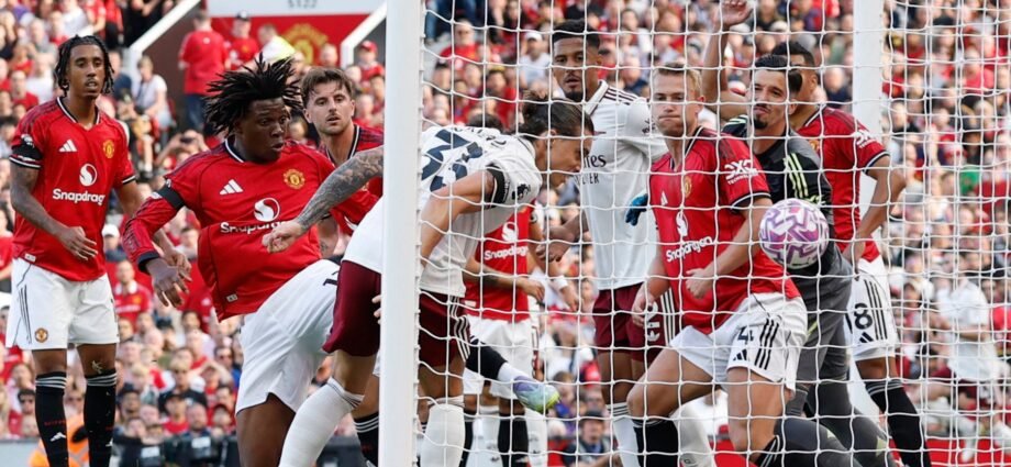 Arsenal capitalise on Bayindir error to win 1-0 at Manchester United | Football News