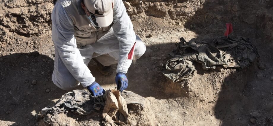 Iraq starts mass grave excavation from ISIL (ISIS) carnage south of Mosul | News 1 Iraq starts mass grave excavation from ISIL (ISIS) carnage south of Mosul | News