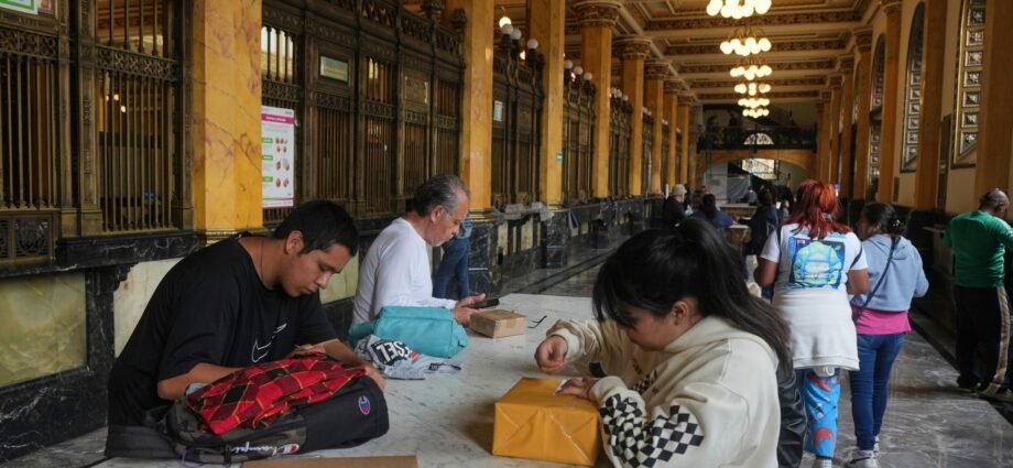 Mexico to suspend package shipments to US as tariff exemption set to expire | Trade War News 1 Mexico to suspend package shipments to US as tariff exemption set to expire | Trade War News