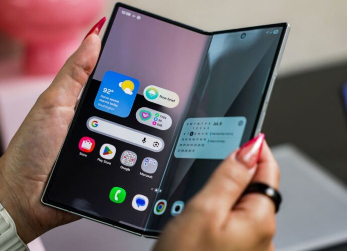 Samsung takes market share from Apple in U.S., foldable phone momentum