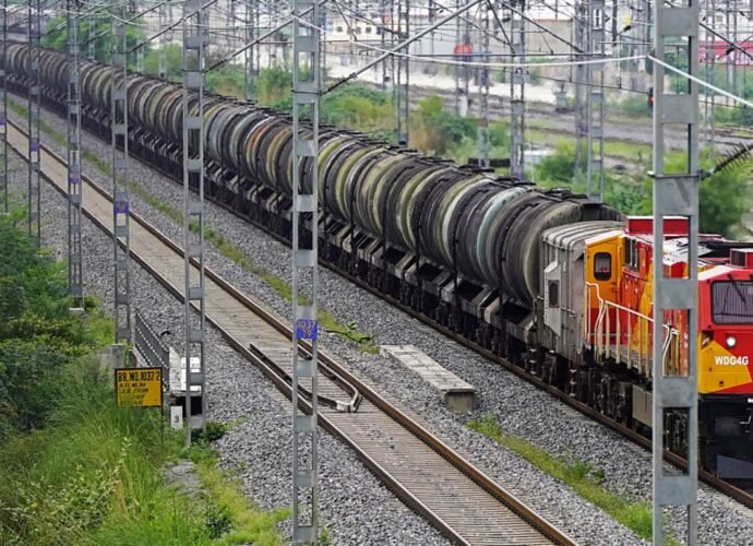 Trump advisor Peter Navarro says India must stop buying Russian oil