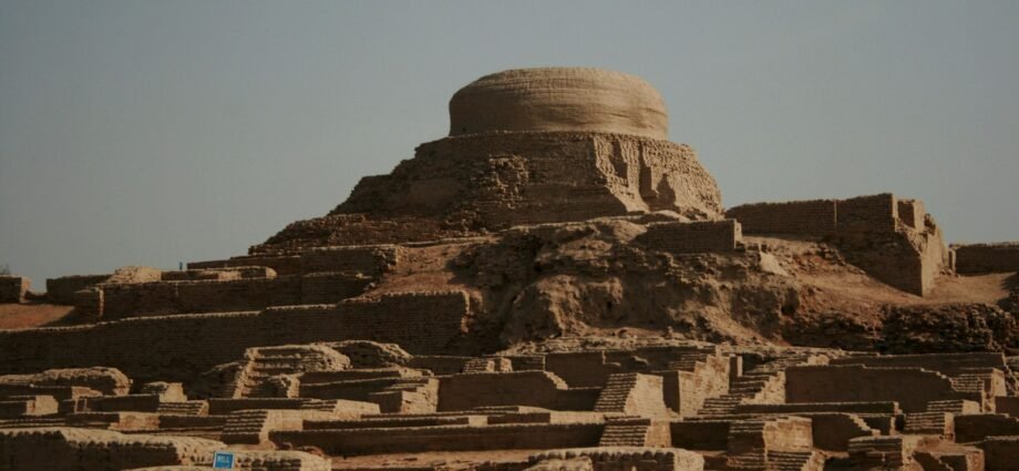 Mohenjo-Daro: The Lost City of the Indus Valley 1 Mohenjo