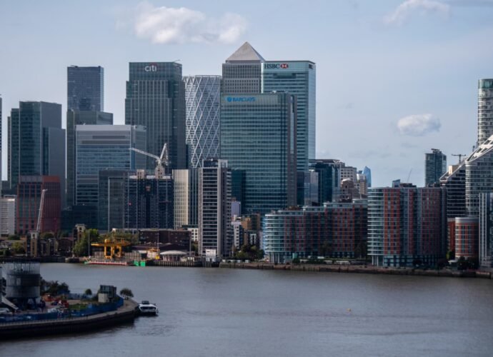 Credit concerns reach European markets as bank stocks slide 3%