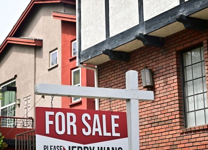 Mortgage rates drop to the lowest level in over a year, pushing refinancing 111% higher annually