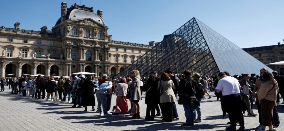 Thieves strike Louvre in daring jewel heist as the world’s most visited museum shuts 1 Thieves strike Louvre in daring jewel heist as the world’s most visited museum shuts