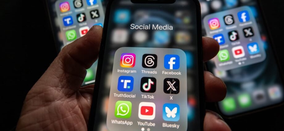 Australia kicks teens off social apps. The global policy test begins 1 Australia kicks teens off social apps. The global policy test begins