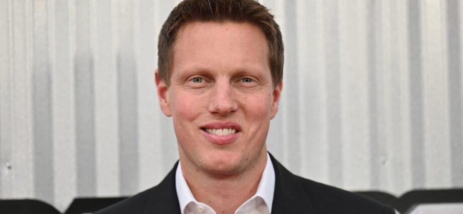 Paramount guarantees Larry Ellison backing in amended bid