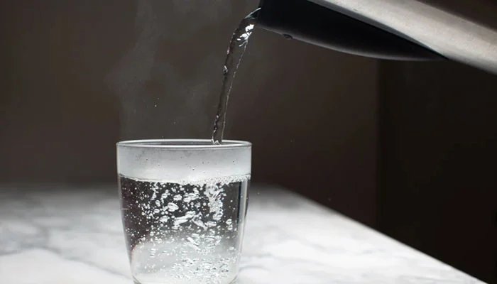 صبح سویرے گرم پانی پینے کے حیرت انگیز فوائد 1 1544288 010004 updates