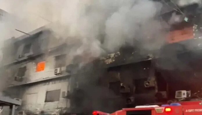 گل پلازہ میں آگ 16 گھنٹے بعد بھی بجھائی نہ جاسکی، 6 افراد جاں بحق 7 1547765 095553 updates