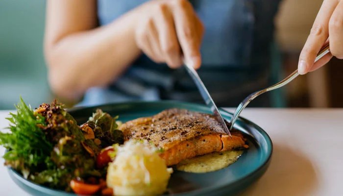 رات کے کھانے کا وقت تبدیل کرنا صحت کیلئے مددگار ہوسکتا ہے 1 1556675 122901 updates