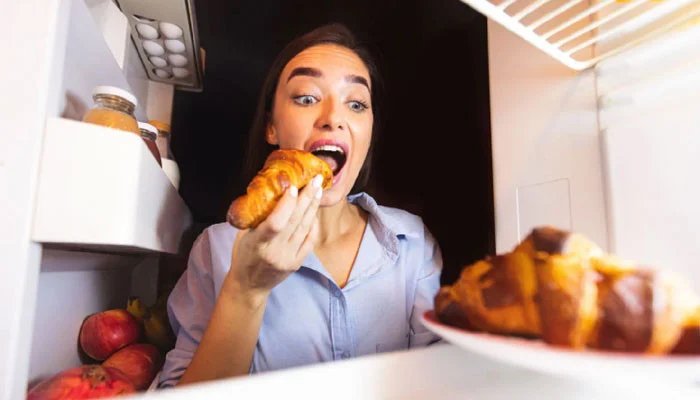 رات گئے اسنیکس کھانے کی عادت صحت کیلئے نقصان دہ 1 1560154 030014 updates