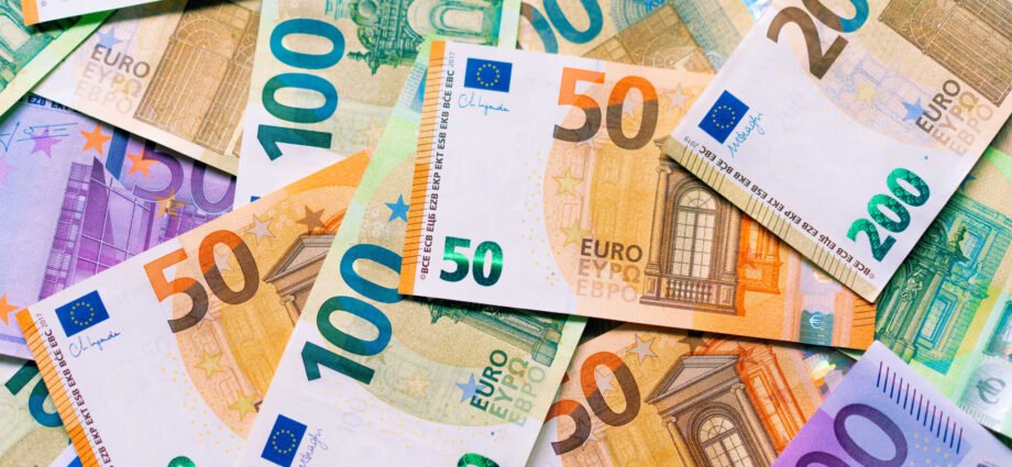 ECB makes euro backstop global to bolster currency's role 1 ECB makes euro backstop global to bolster currency's role