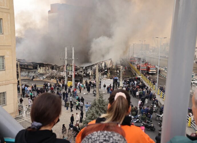 ‘Extensive’ fire breaks out at Tehran shopping centre | In Pictures News