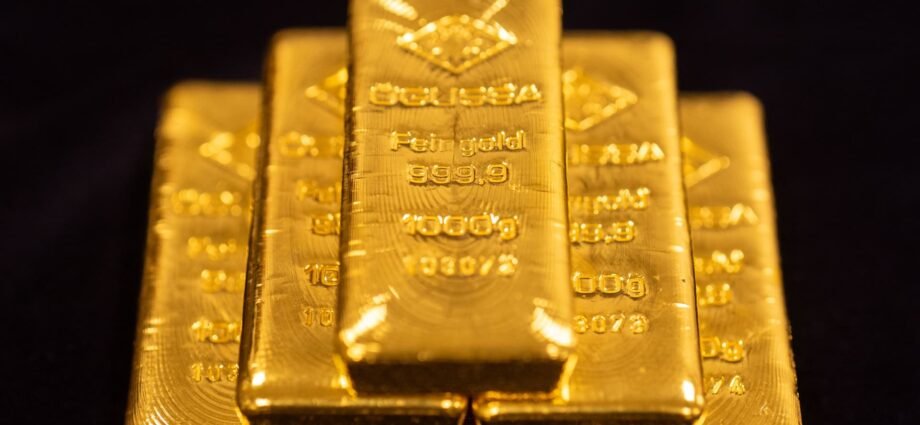 Gold prices are steady after heavy sell-off