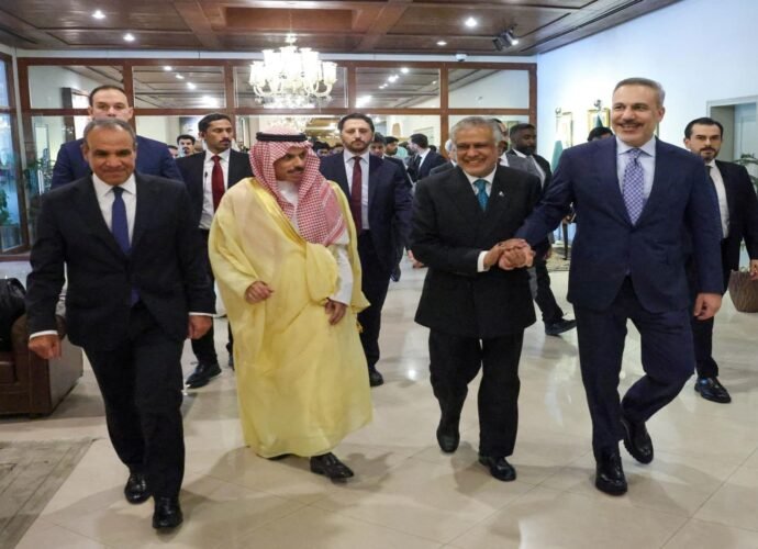 Middle East leaders meet in Pakistan; Trump weighs Iran ground troops