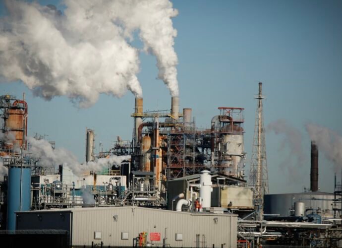 Oil falls to around $100 after Trump indicates war could end in weeks