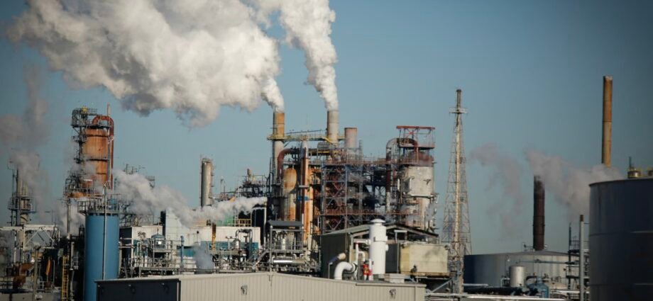 Oil falls to around $100 after Trump indicates war could end in weeks