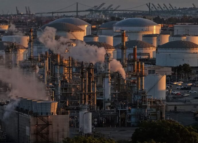 Oil prices plunge after Trump agrees to Iran ceasefire