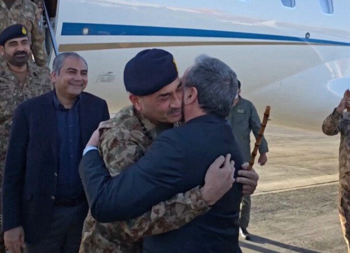 Pakistani army chief in Tehran amid bid to restart US talks | News