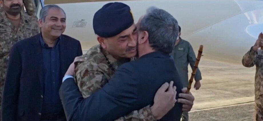 Pakistani army chief in Tehran amid bid to restart US talks | News