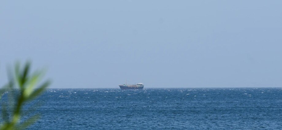 US says two naval ships ‘transited’ Strait of Hormuz for mine-clearing | US-Israel war on Iran News 1 US says two naval ships ‘transited’ Strait of Hormuz for mine-clearing | US-Israel war on Iran News